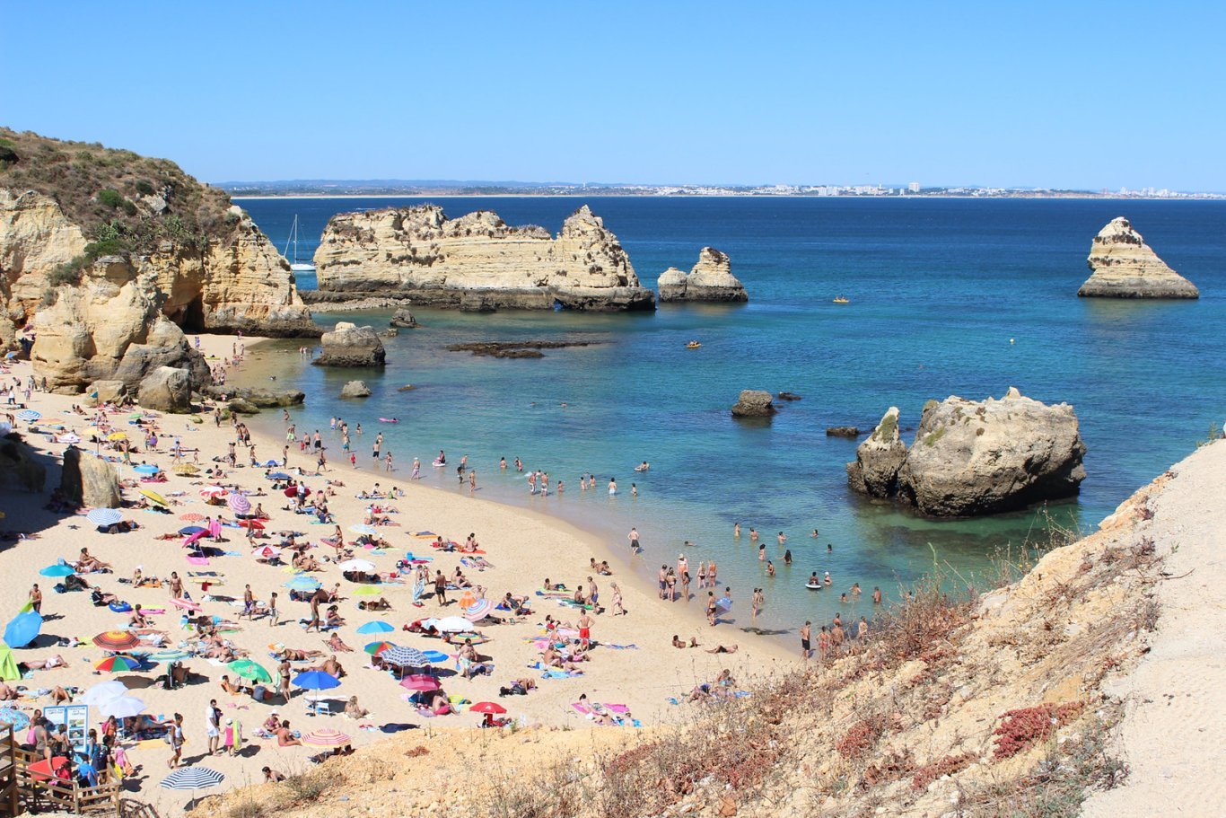 Praia Dona Ana, Lagos, em julho