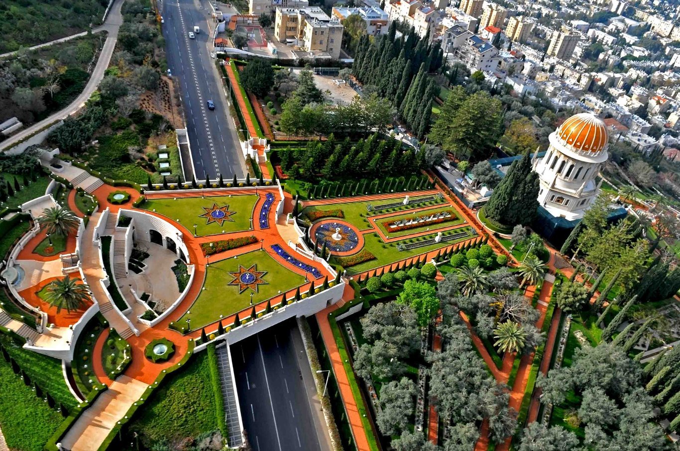 Mausoléu do Báb, precursor da Fé Bahá'í, que também abriga o corpo de ‘Abdu'l-Bahá nas encostas do monte Carmelo, em Haifa, Israel. Peregrinos de todo o mundo deslocam-se até lá para se recolher.