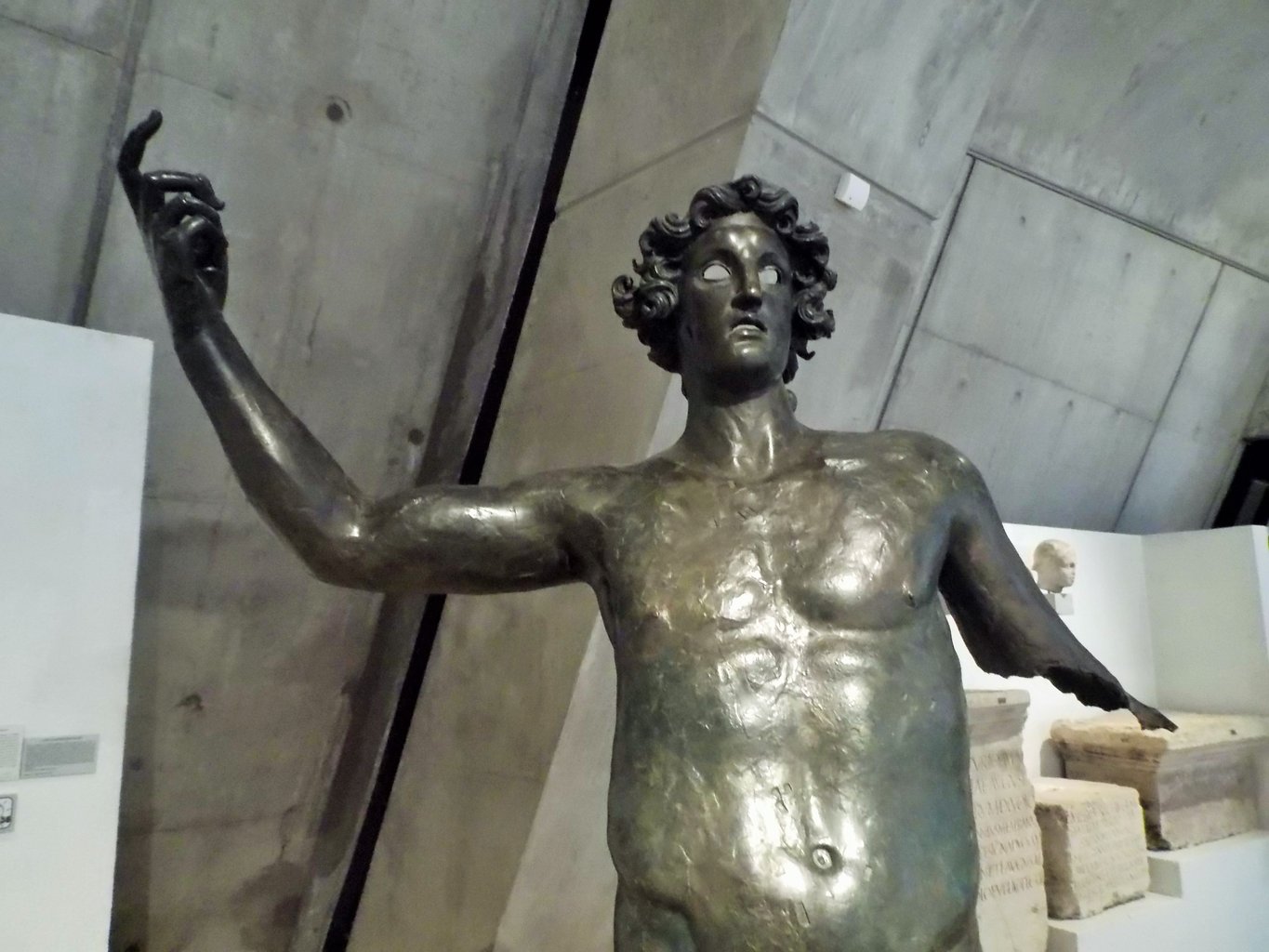 Estátua de Marte descoberta ao mesmo tempo que o calendário. O calendário e a estátua podem ser vistos no museu galo-romano de Lyon. Uma reprodução do calendário e uma cópia da estátua podem ser vistas na câmara municipal de Coligny.