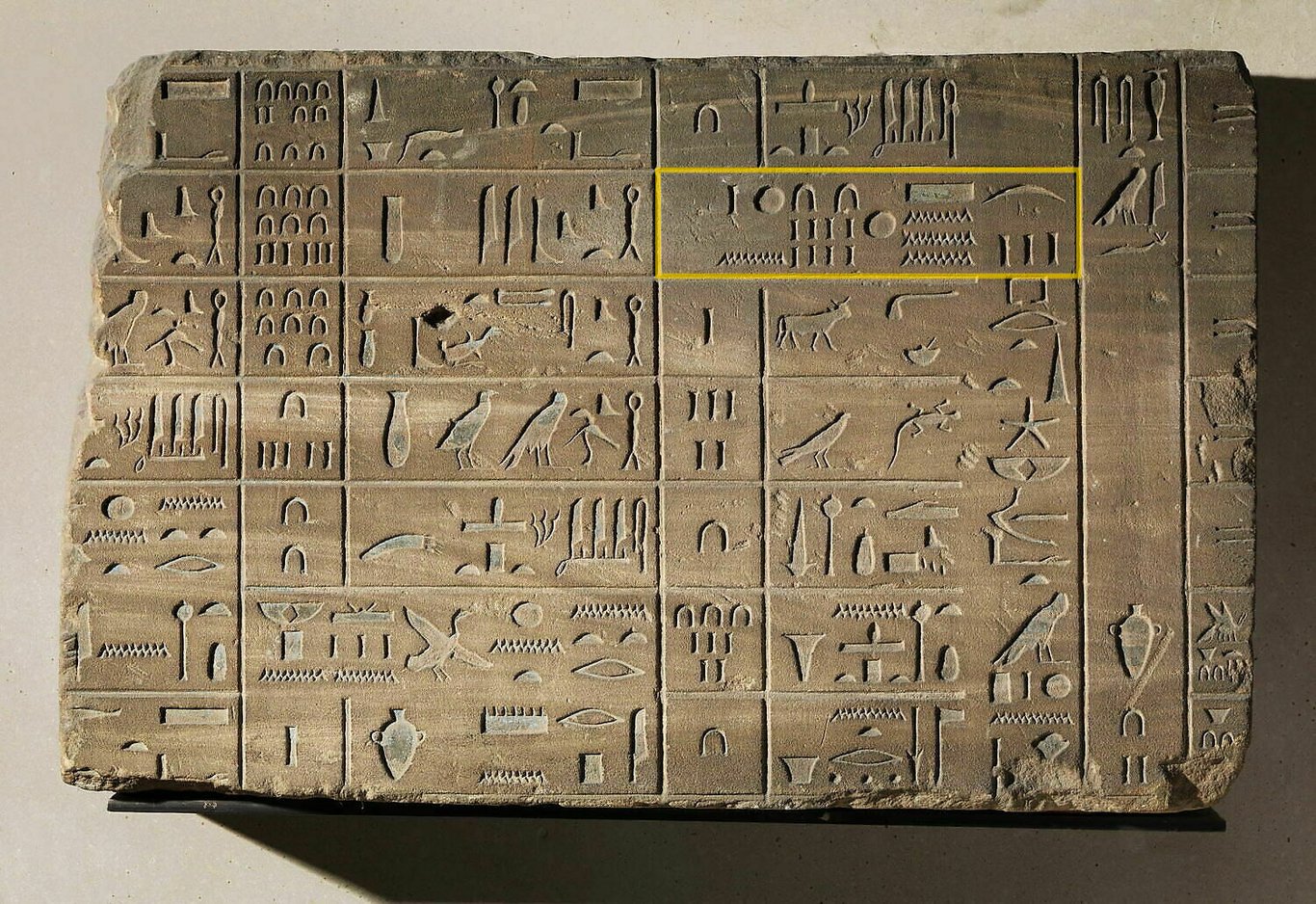 O "calendário de Elefantina", conservado no Louvre e descoberto no século passado pelo egiptólogo francês Auguste Mariette. A inscrição enquadrada menciona uma data de reaparição de Sótis, Sírio: 3.º mês da estação das colheitas, 28.º dia.
