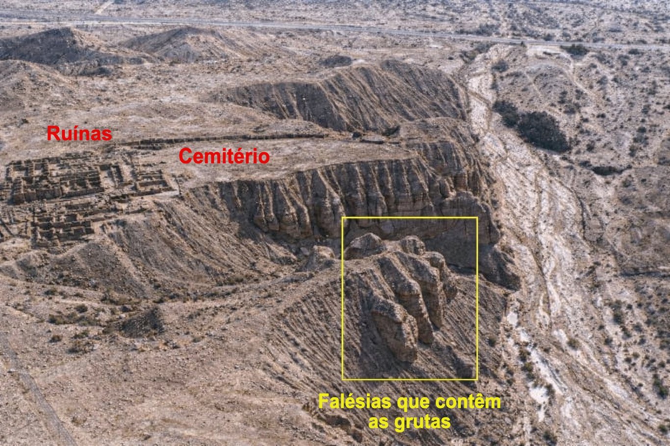 Vista geral do sítio de Qumran com, em primeiro plano, as falésias nas encostas das quais foram descobertas as grutas que continham parte dos manuscritos.