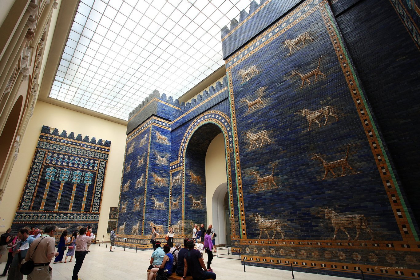 Alexandre, o Grande, entra na Babilônia em 331 a.C. pelo portão de Ishtar, cuja reconstrução pode ser vista acima no Museu Pergamon, em Berlim.