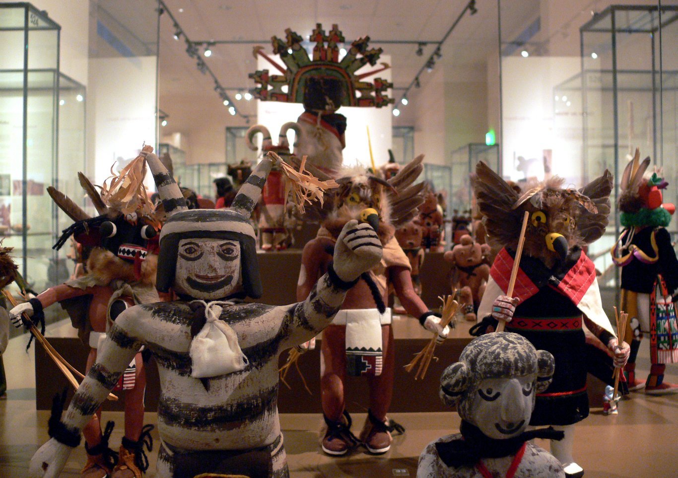 Cerca de 300 bonecas kachina representam diretamente os espíritos dos ancestrais e desempenham um papel essencial nas cerimônias.