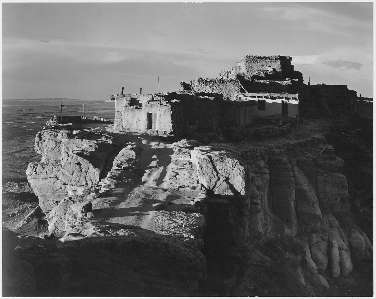 A aldeia de Walpi, Arizona, fotografia tirada em 1941 e conservada pela NARA (National Archives and Records Administration).