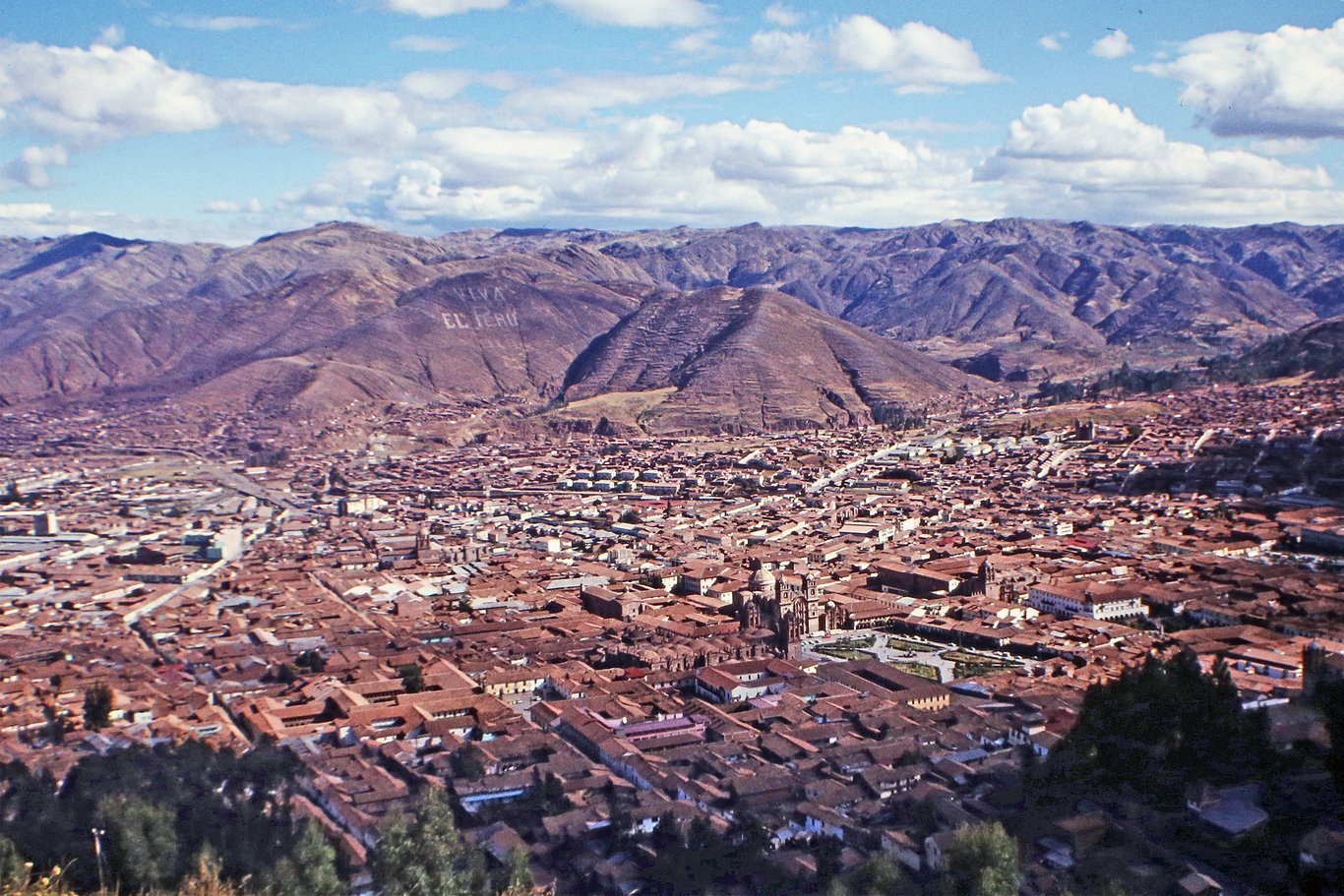 Cuzco está situada num vale rodeado de colinas e montanhas, o que terá a sua importância na estrutura do calendário.