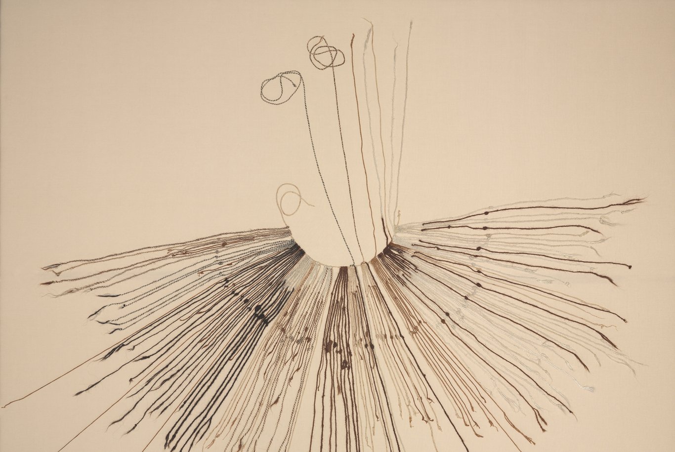 Um quipu é um conjunto de cordões de cores diferentes presos ao mesmo fio de sustentação. Nós de tipos diversos são feitos nesses cordões. Número de lhamas, quantidade de produtos agrícolas, acontecimentos da vida cotidiana... os quipus "contam" tudo isso.