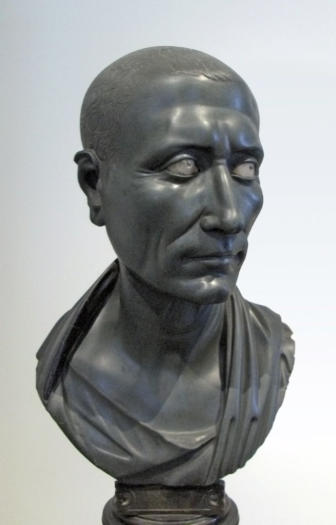 Retrato de Júlio César, realizado por volta do século I d.C., provavelmente no Egito, em ardósia verde. - 
Esta obra é chamada de "Grüner Caesar" (César Verde) pelos alemães e está conservada no Altes Museum, em Berlim.