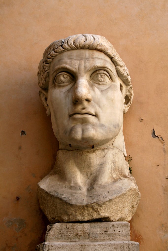 Cabeça do Colosso de Constantino; esta parte mede 2,60 metros de altura. O colosso completo devia medir cerca de 12 metros de altura
 - Mármore, obra romana, 312-315 d.C.