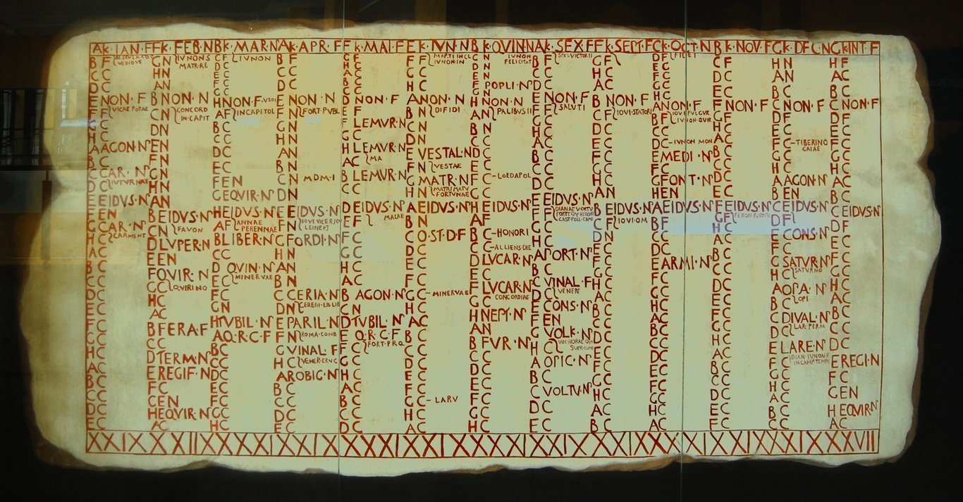 Calendário de Anzio (Fasti Antiates) reconstituído, exposto no Museo del Teatro de Caesaraugusta (Saragoça, Espanha). Este calendário é datado entre 84 e 55 a.C.  - 
Os fragmentos originais estão conservados no Museu das Termas de Diocleciano, em Roma.