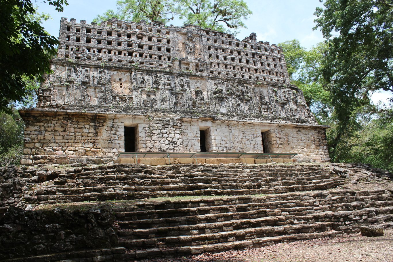 Vista externa do Templo do Pássaro, em Yaxchilán, no fim do período clássico, séculos VII-IX.