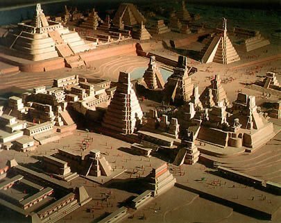 Maquete de um centro cerimonial maia de Tikal em seu auge (século VIII).