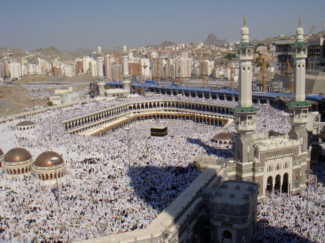 Fotografia aérea da moschea ao-Haram, ao centro da quaoe si trova la Ka'ba