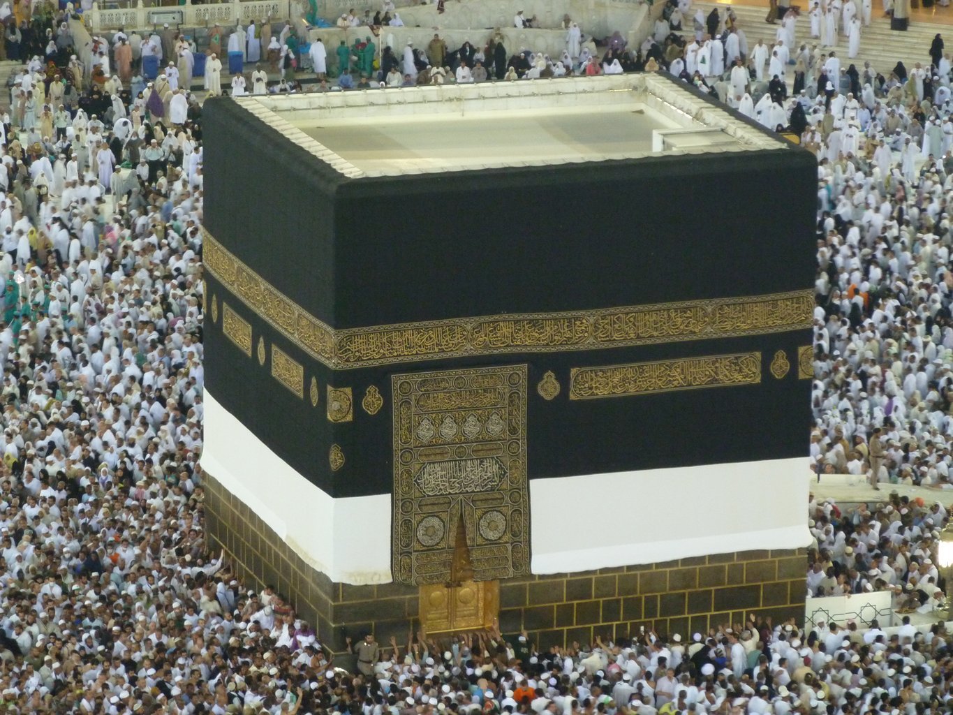 La Kaaba, in arabo الكَعْبة, ao centro da moschea