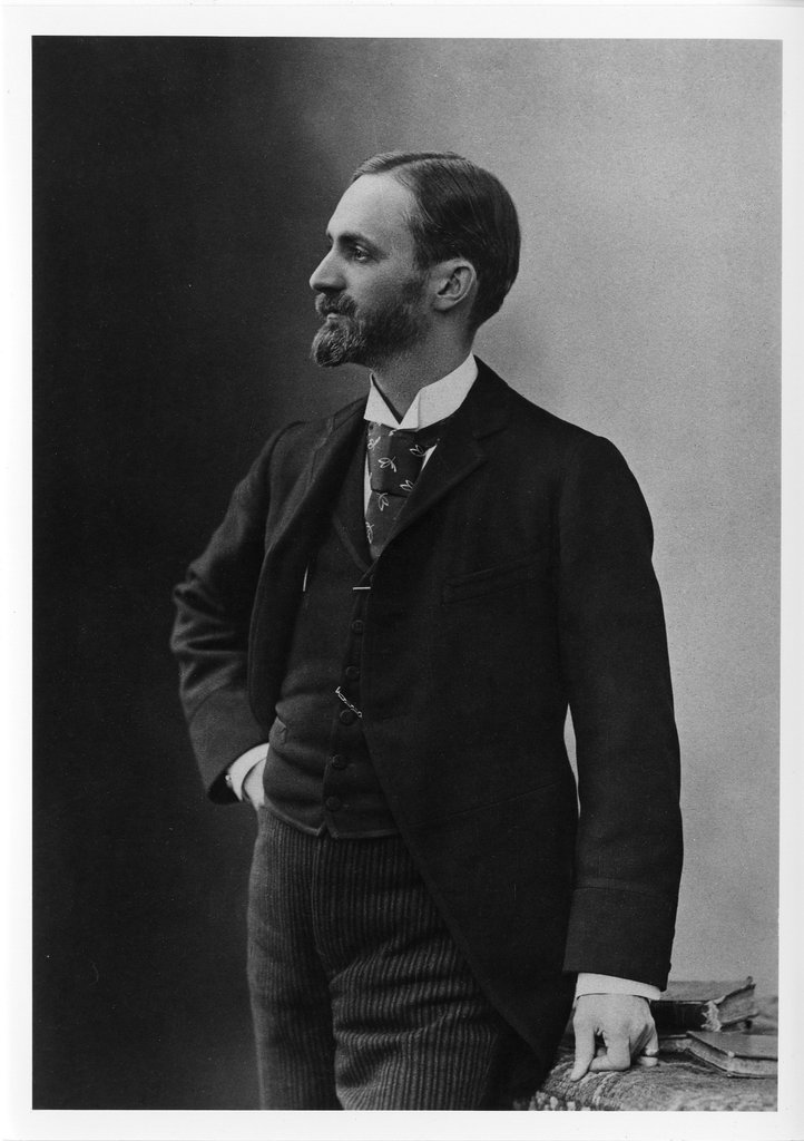 Retrato de George Eastman, fundador da Eastman Kodak Company, em 1890, dois anos depois da criação da Kodak.