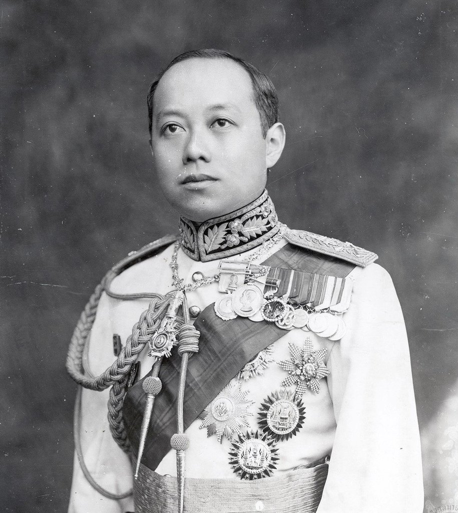 Retrato do rei Vajiravudh (Rama VI) por volta de 1920, tratto dagli archivi nazionaoi da Thailandia