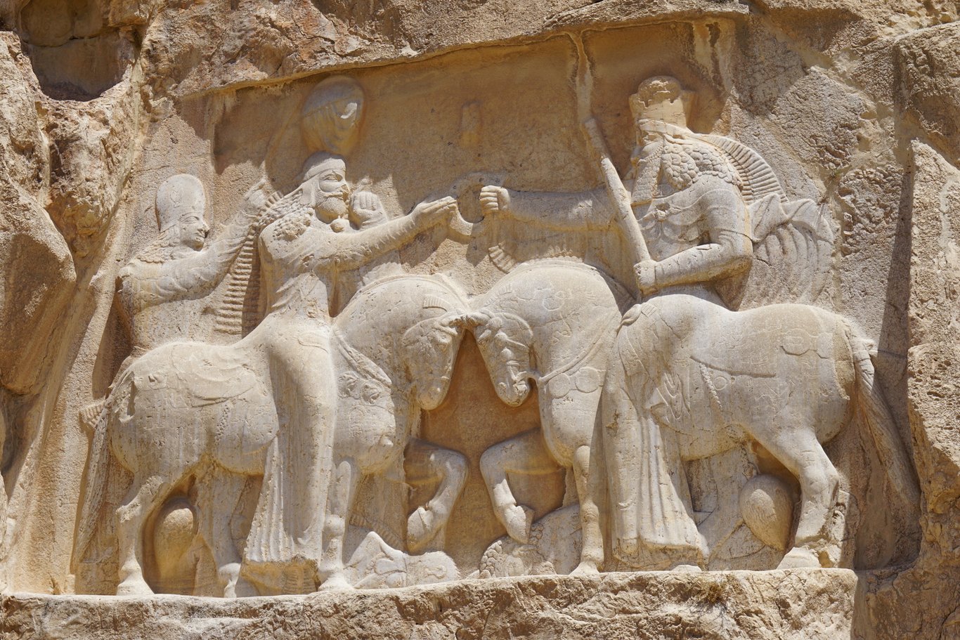 Neste baixo-relevo, Ardashir I recebe o símbolo da realeza das mãos divinas de Ahura Mazda