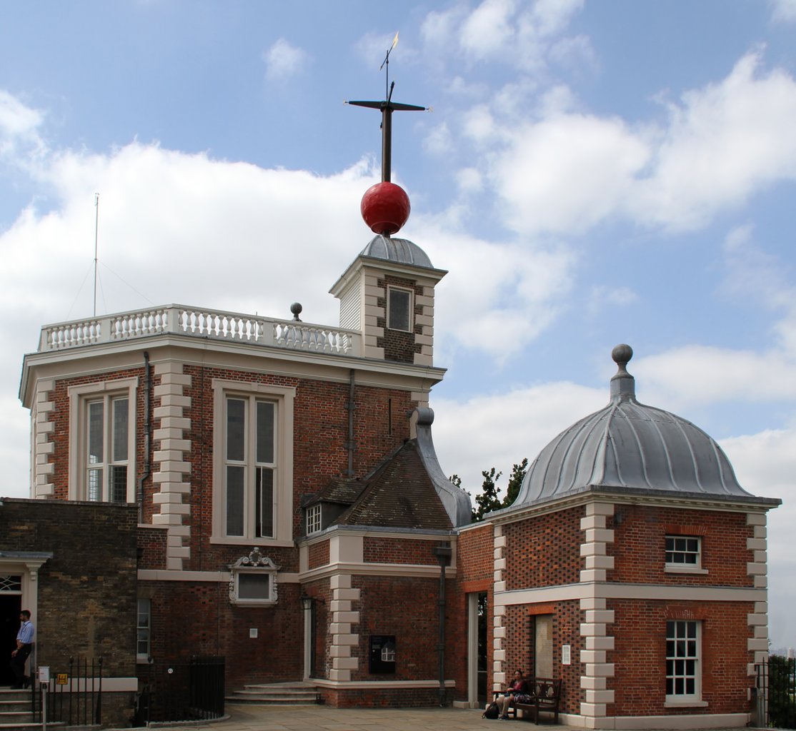 O Royal Greenwich Observatory, em Londres, em Junho de 2017.
Antes de 1948, o observatório de Greenwich chamava-se Royal Observatory. Em 1948, foi transferido para Herstmonceux Castle, em Sussex, e passou a chamar-se Royal Greenwich Observatory.