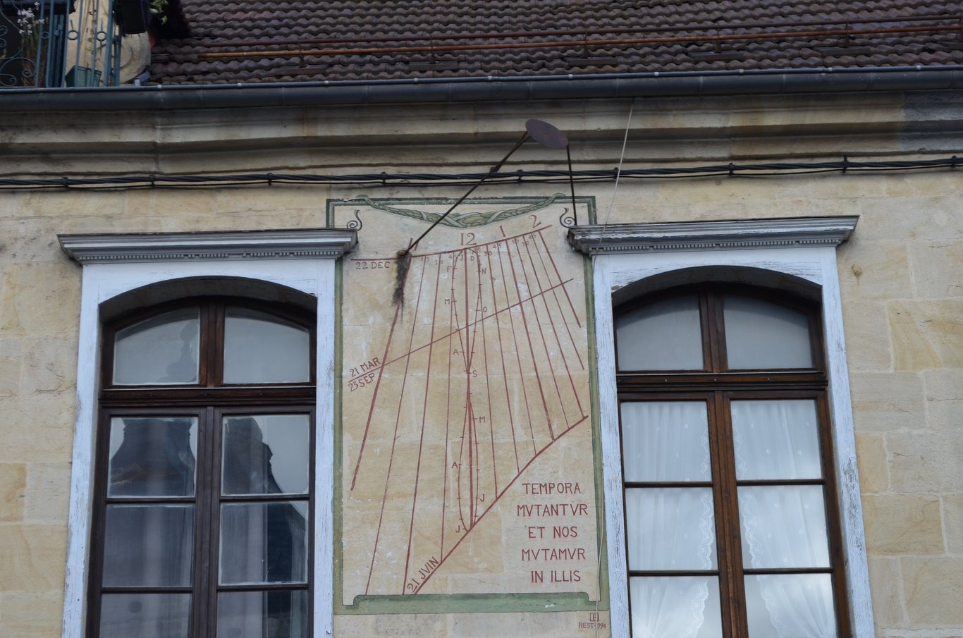 Um relógio de sol em Pontarlier. No centro, vê-se o analema que representa a equação do tempo e permite efectuar as correcções entre tempo médio e tempo verdadeiro.