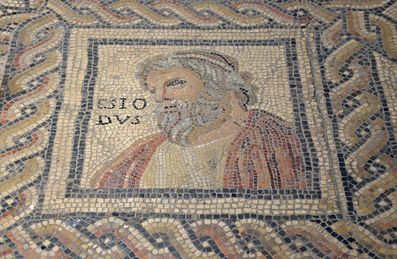 Mosaico do século III d.C., descoberto em Augusta Treverorum (Tréveris, Alemanha). Nele se vê inscrito o nome Esiodus.