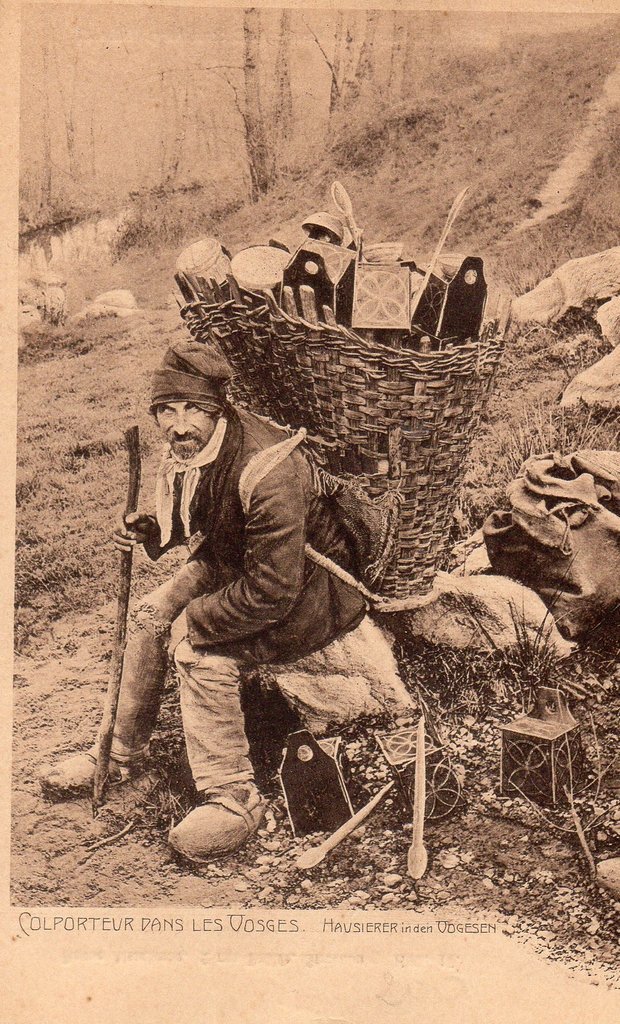 Venditorei ambulante e la sua gerla dao contenuto eteroclito, nei Vosgi, cartolina, 1925