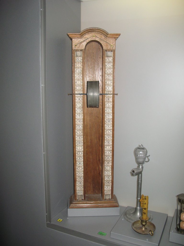 Clepsidra de tambor marcada "Omega", cerca de 1825, museu de Le Locle, Suíça
