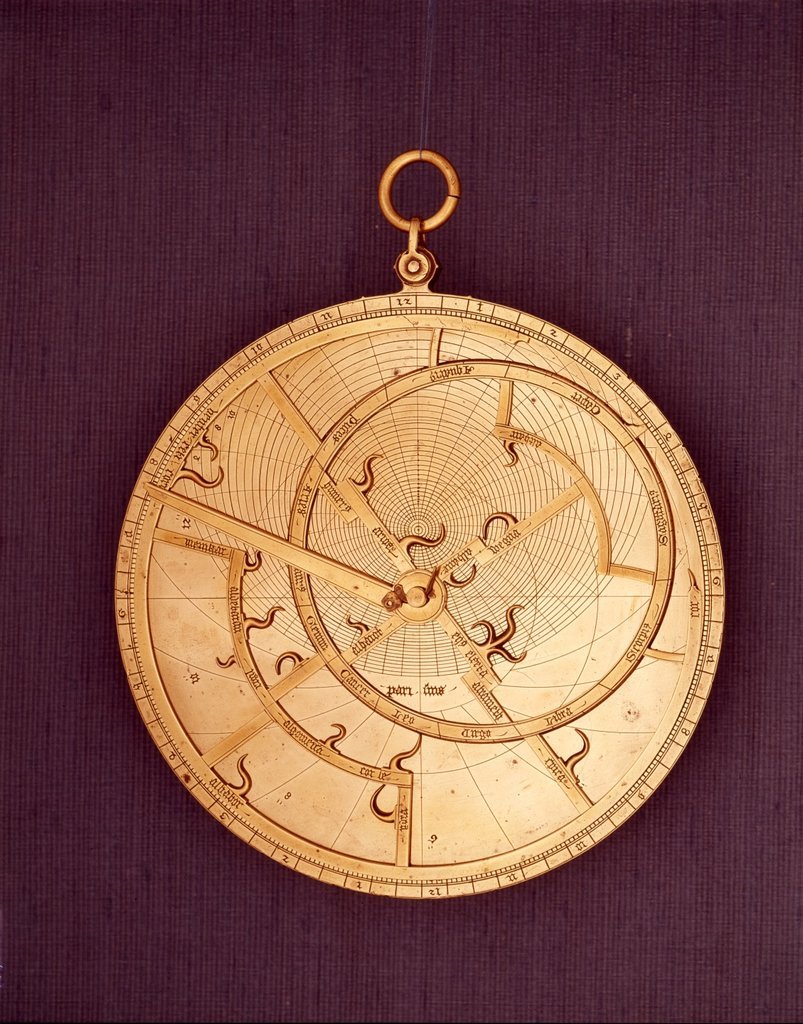 Astrolábio francês do século XV, 16 cm de diâmetro, conservado no Museu Astronômico Adler de Chicago