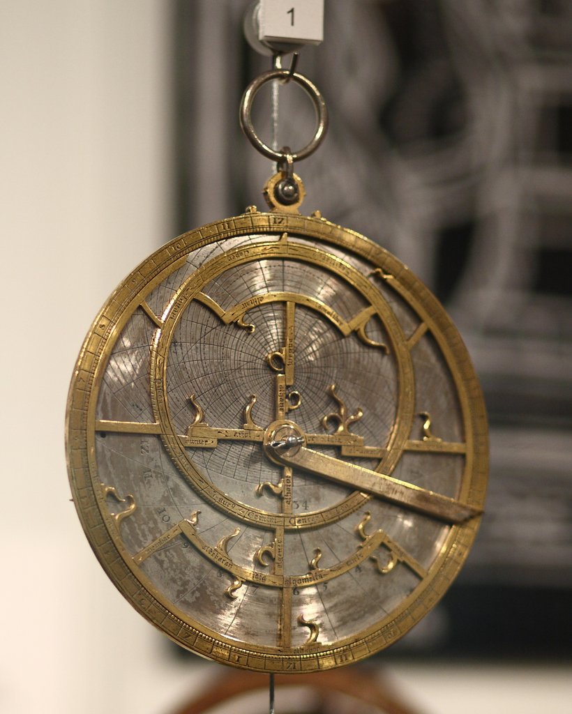 Outro astrolábio datado de 1400, também atribuído às oficinas de Jean Fusoris, por volta de 1400. Galeria Putnam do Harvard Science Center.
