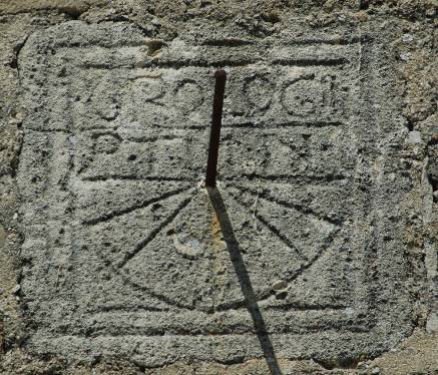 Relógio canônico gravado numa parede sul da igreja de Notre-Dame-de-Porporières, em Mérindol-les-Oliviers, no departamento de Drôme. Ele é pomposamente qualificado como relógio pela inscrição que o encima: OROLOGII, e data do século XII ou XIII.
