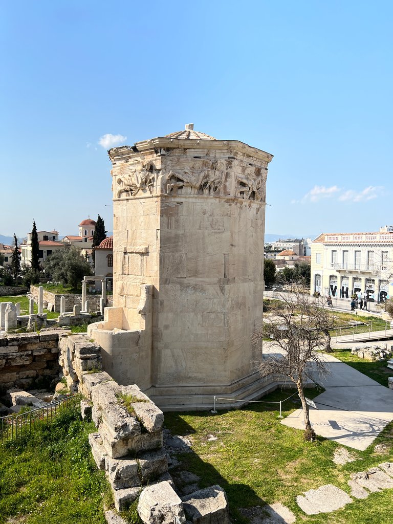 A Torre dos Ventos, em Atenas, em 2022; vê-se claramente a parte do reservatório