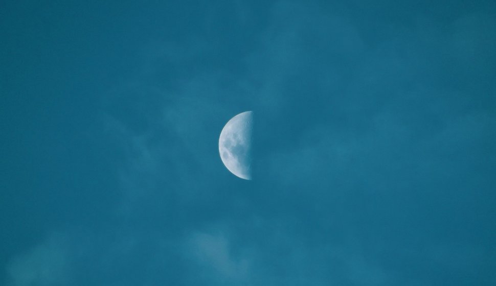 Lua cheia no céu azul